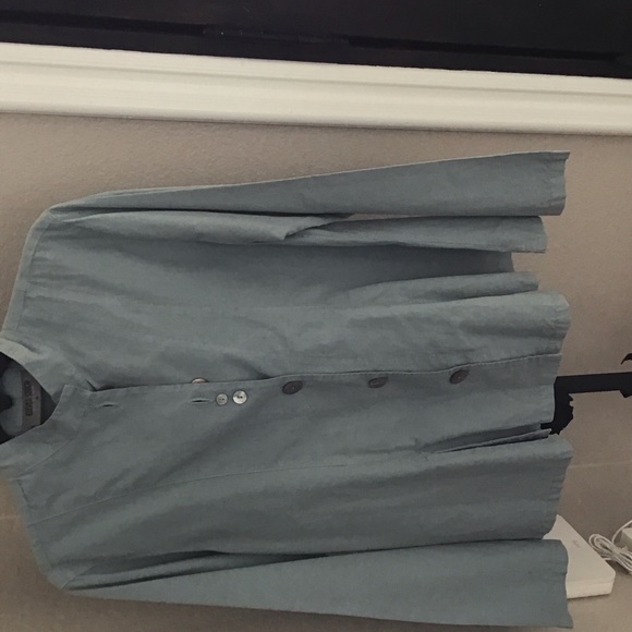 Chic Gray Button-Up Shirt - Picture 1 of 3